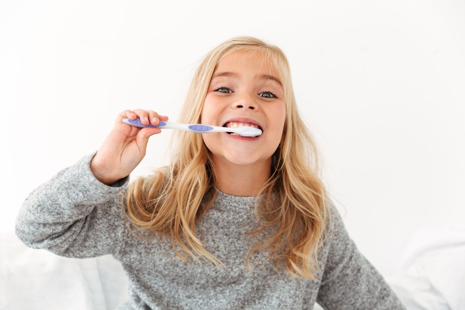 girl-brushing-teeth