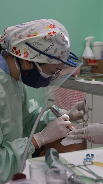 Dentist-in-penang-doing-teeth-removal